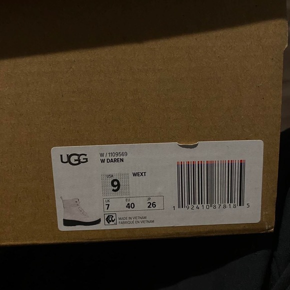 [Size: 9] UGGS White Combat Boot - Picture 3 of 7